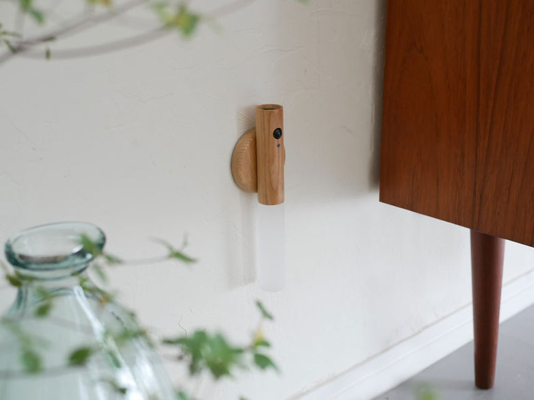 オプト製スティックセンサーライト。木材と銅を使用したスタイリッシュなデザインのセンサーライト