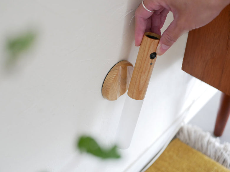 木材とアクリル樹脂で作られたオプト スティックセンサーライト本体と取付用スタンドの写真