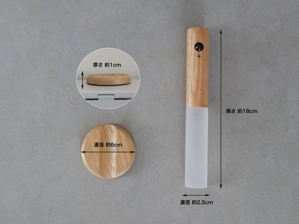 木製のまな板や調理用具、プランク、木製の箸が並んだ静物写真