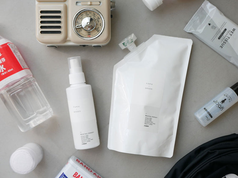 ふく温泉 備えるお風呂の無香料スプレータイプ150mlと石けんの香りスプレータイプ150ml、および無香料パウチタイプ500mlと石けんの香りパウチタイプ500mlのプラスチックボトルが並んだパッケージ