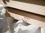 【FRITZ HANSEN】Skagerak Collection Daniaレタートレー。オーク材を使用した複数の木製引き出しが整然と並ぶデザイン。