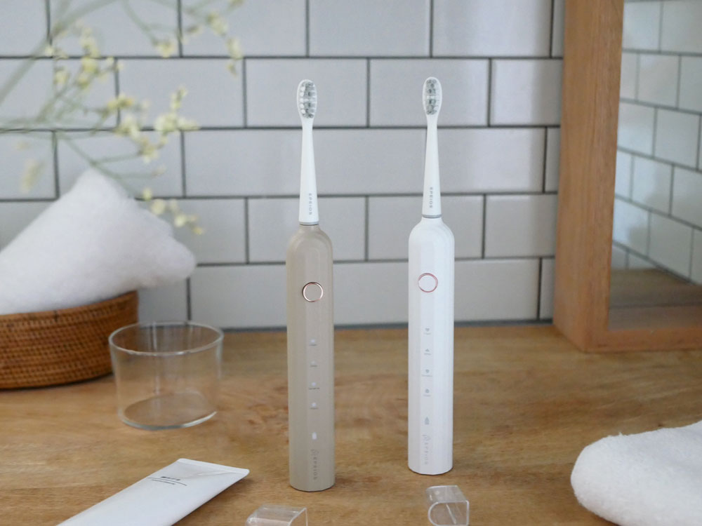 エペイオスのシルバー音波電動歯ブラシと専用携帯ケース、替えブラシヘッドのセット