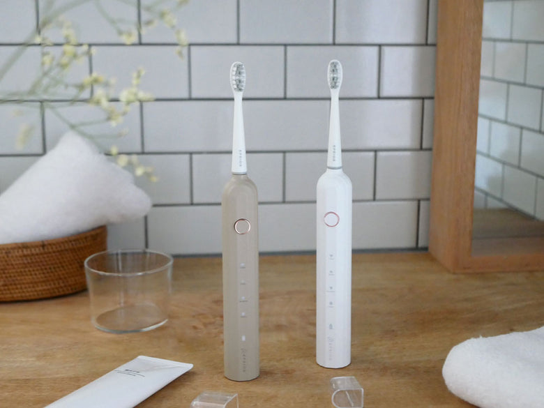 エペイオスのシルバー音波電動歯ブラシと専用携帯ケース、替えブラシヘッドのセット