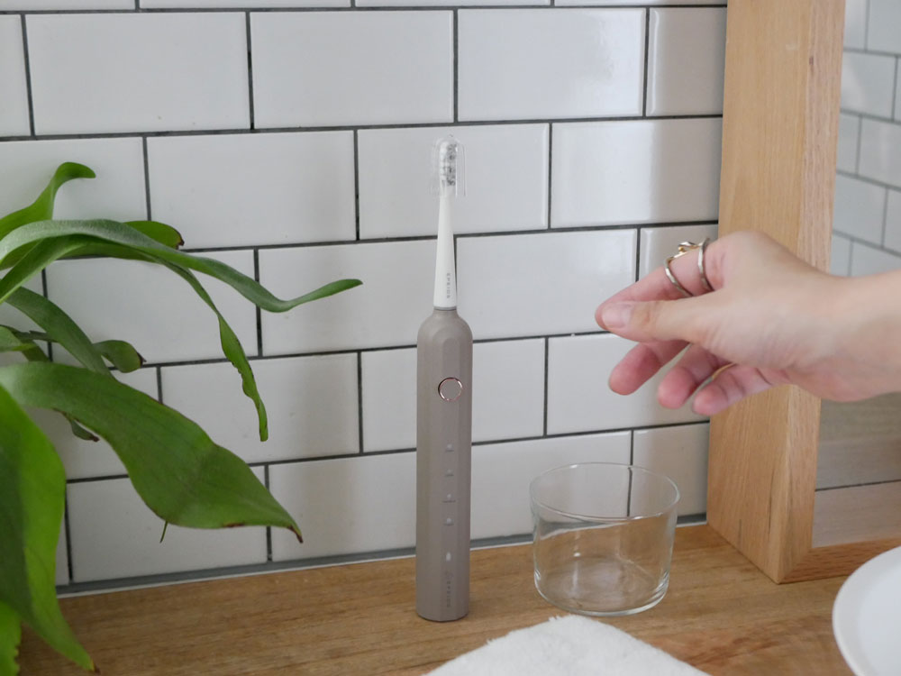 音波電動歯ブラシ本体、専用携帯ケース、替えブラシヘッドがセットになった製品の画像