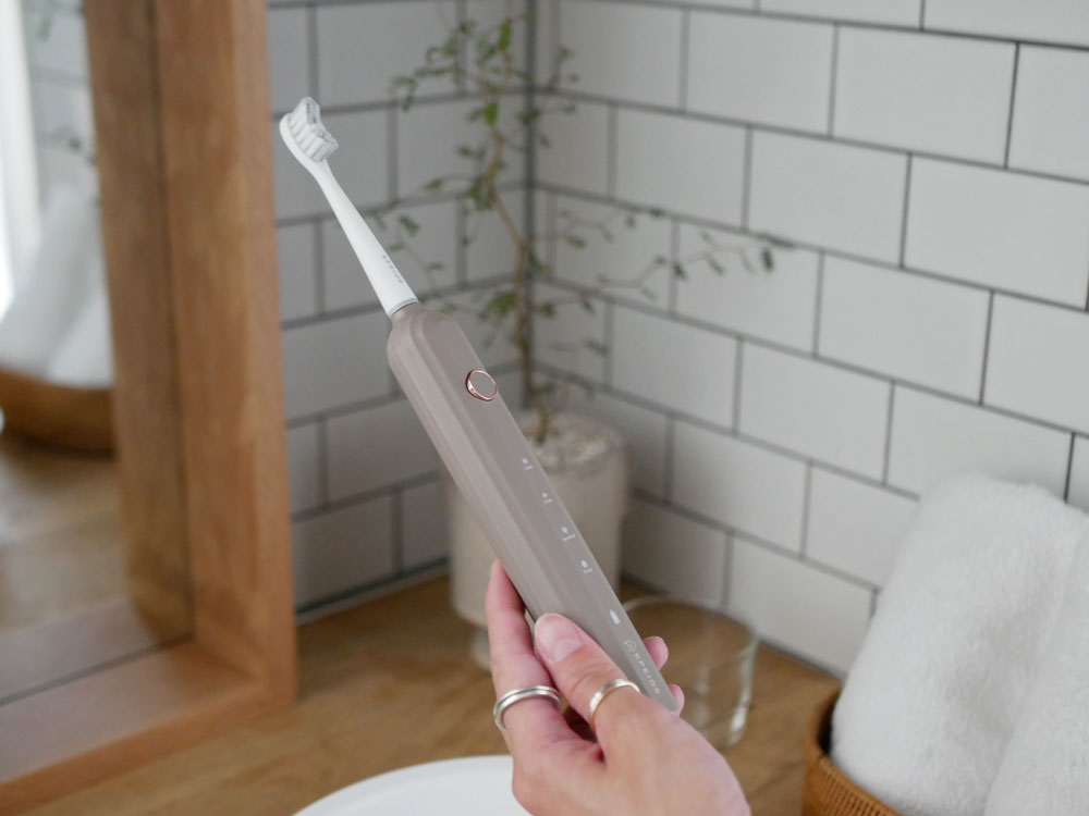 EPEIOSのOkare音波電動歯ブラシ本体と2本の替えブラシヘッド、専用携帯用ケースがセットになっている様子