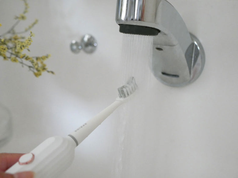 EPEIOSエペイオスのOkare音波電動歯ブラシ本体、替えブラシヘッド2本、専用携帯ケースが並んだセット