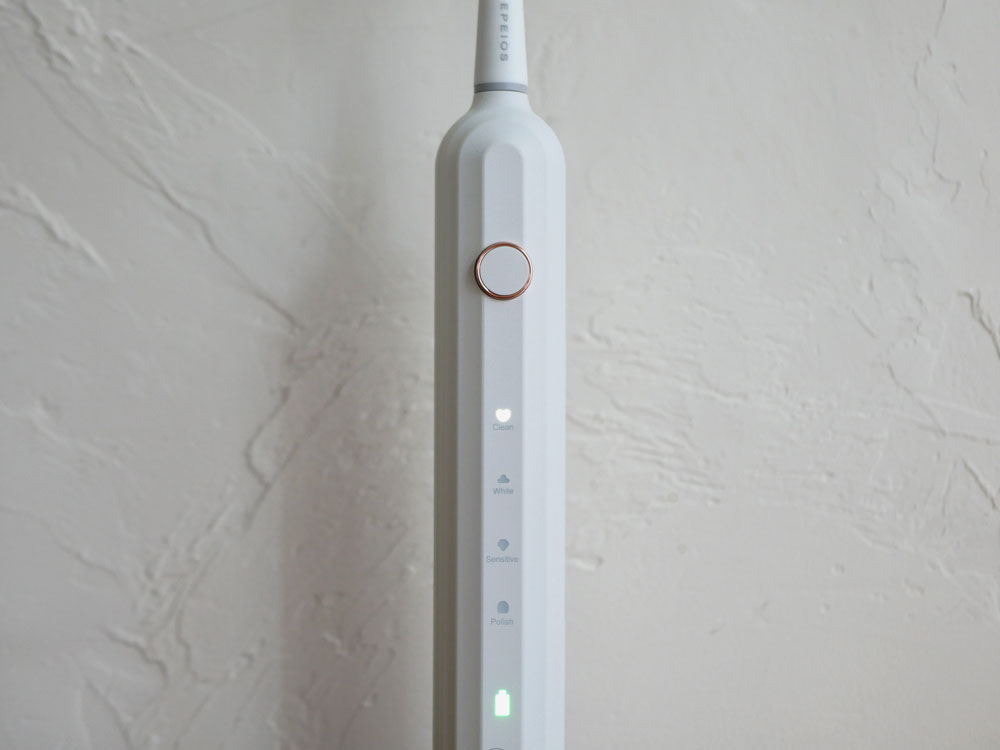 エペイオスのOkare音波電動歯ブラシ本体と専用携帯ケース、替えブラシヘッド2本がセットになった製品の写真