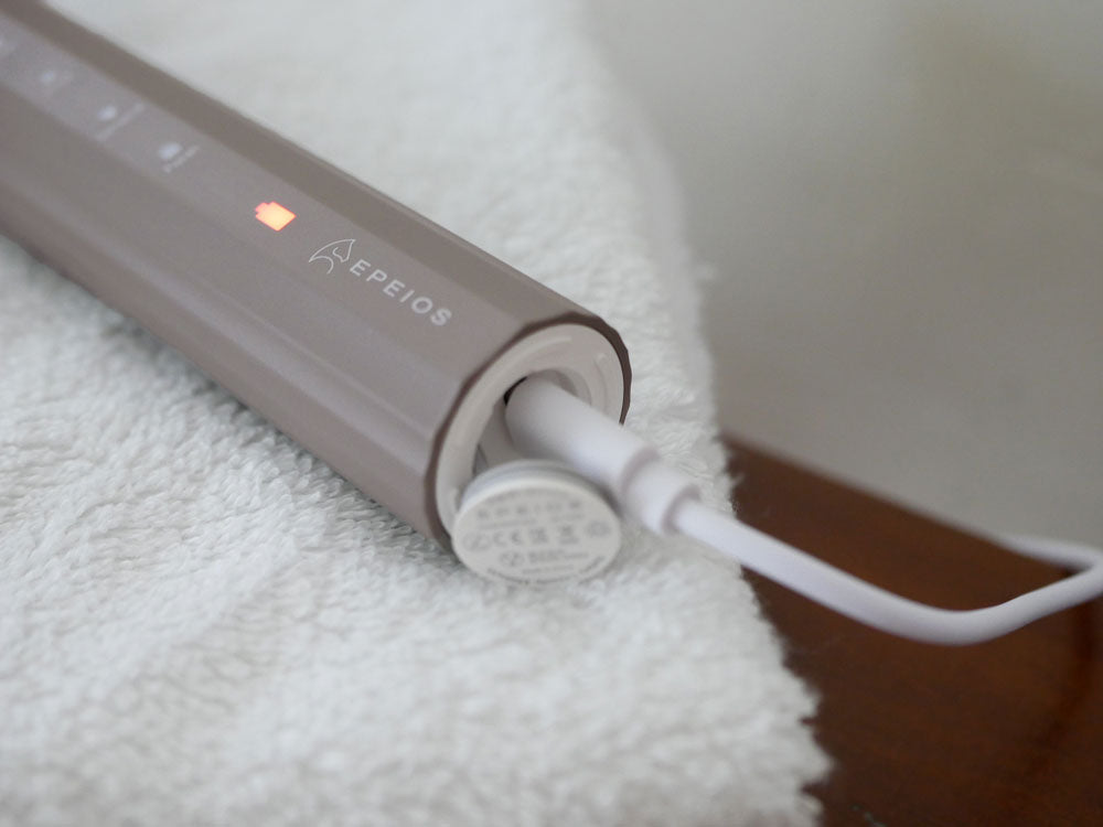 エペイオスの音波電動歯ブラシ本体、専用携帯用ケース、替えブラシヘッドがセットされた商品画像