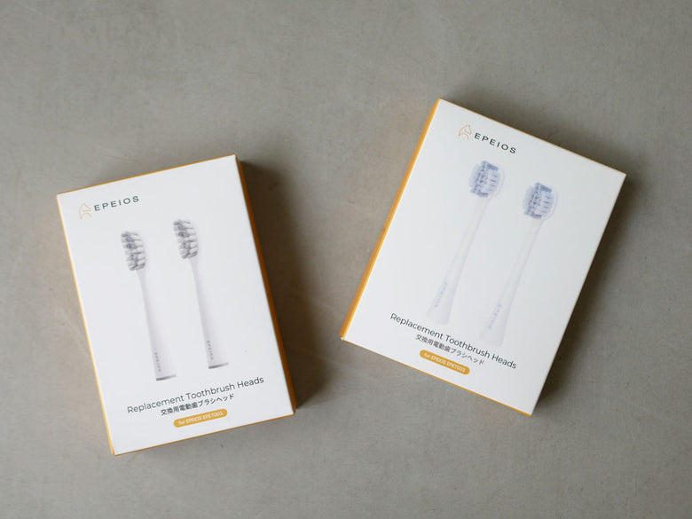 【EPEIOS/エペイオス】Okare 音波電動歯ブラシ本体、替えブラシヘッド2本、専用携帯ケースが並んだセット写真