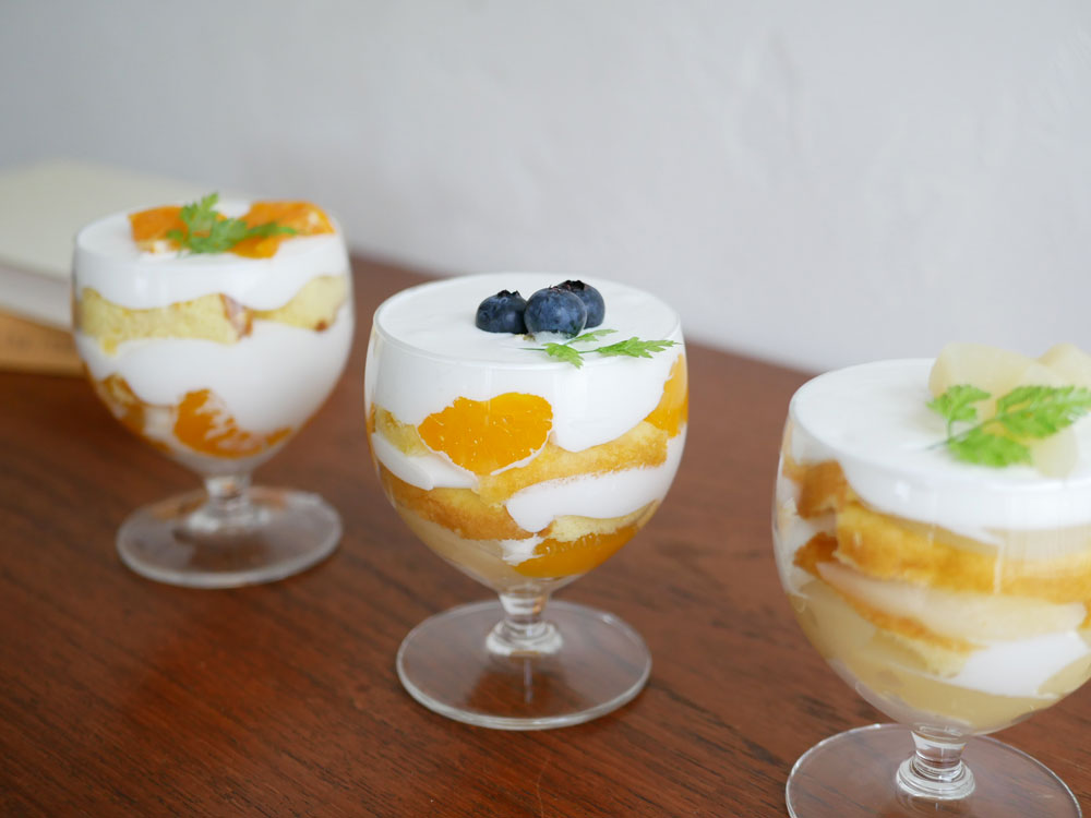 ロイヤルレアダムのスタッキングワイングラスが並ぶテーブルに、クリームやフルーツを使ったトライフルデザートが配置された様子