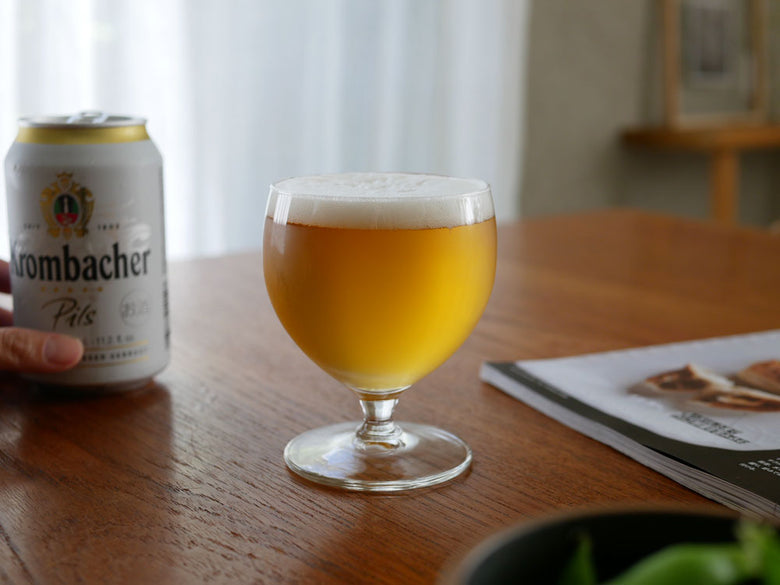 ビールが入ったロイヤルレアダムのスタッキングワイングラスがテーブルに並んでいる様子