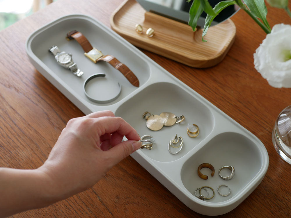 フリッツ・ハンセン製ポーランド製SLIDEトレイ、コンクリートとアッシュ材、ミラー仕上げのキッチン用スプーンと共に展示