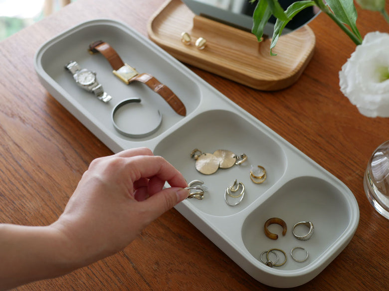 フリッツ・ハンセン製ポーランド製SLIDEトレイ、コンクリートとアッシュ材、ミラー仕上げのキッチン用スプーンと共に展示