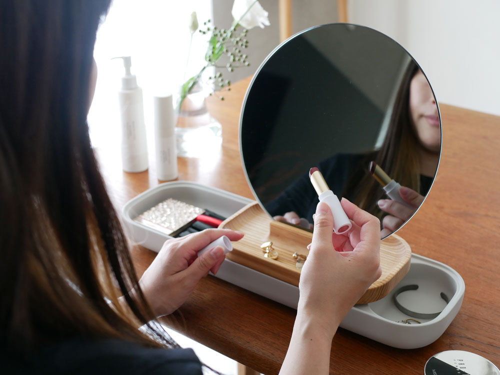 フリッツ・ハンセン「SLIDE」コンクリート、アッシュ材、ミラーを使用したポーランド製の家具。サイズは幅44cm×奥行14.3cm×高さ29.8cm。