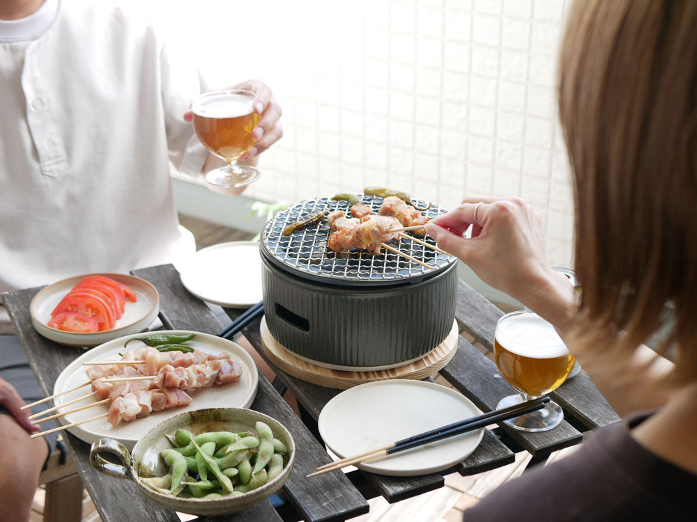 SALIUの美濃焼炭焼き水コンロとトング、焼網がセットになった屋外バーベキューグリル