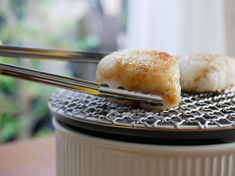 SALIUの美濃焼炭焼き水コンロ本体とインナー、トング、焼網がセットになったグリル