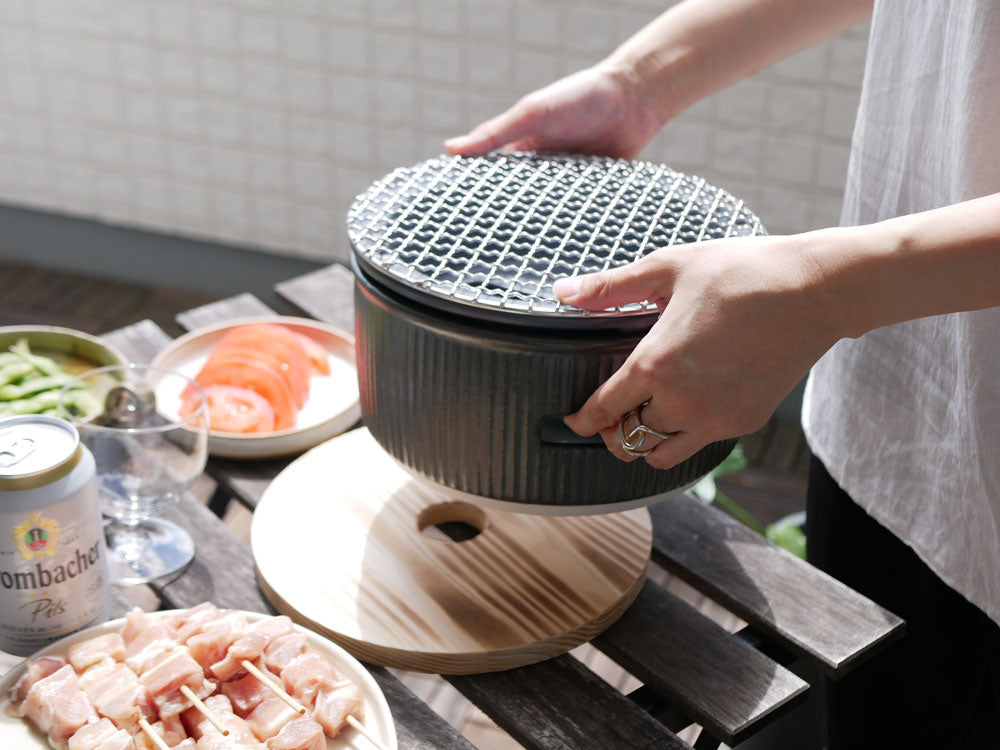 SALIUサリュー美濃焼炭焼き水コンロ本体と木製なべしき丸、トング、焼網などの調理器具が揃ったセット