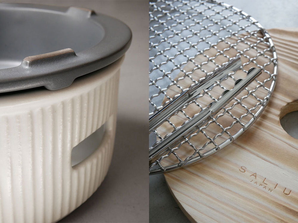 美濃焼の炭焼き水コンロとトング、焼網、トレイなどの調理器具が並べられている様子