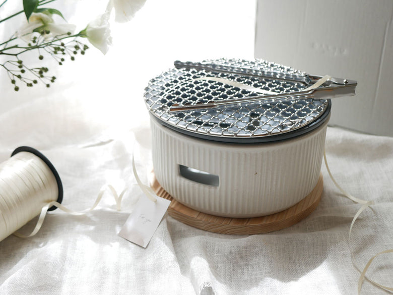 美濃焼の炭焼き水コンロと銀色のトングや焼網がセットになったキッチン家電