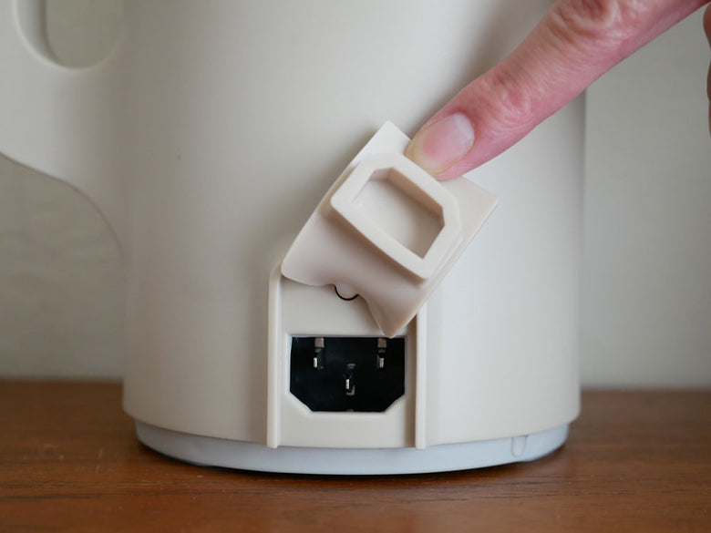 【recolte】自動調理ポット本体とマグカップ、計量スプーン、ブラシなどの付属品が並んだキッチンセット