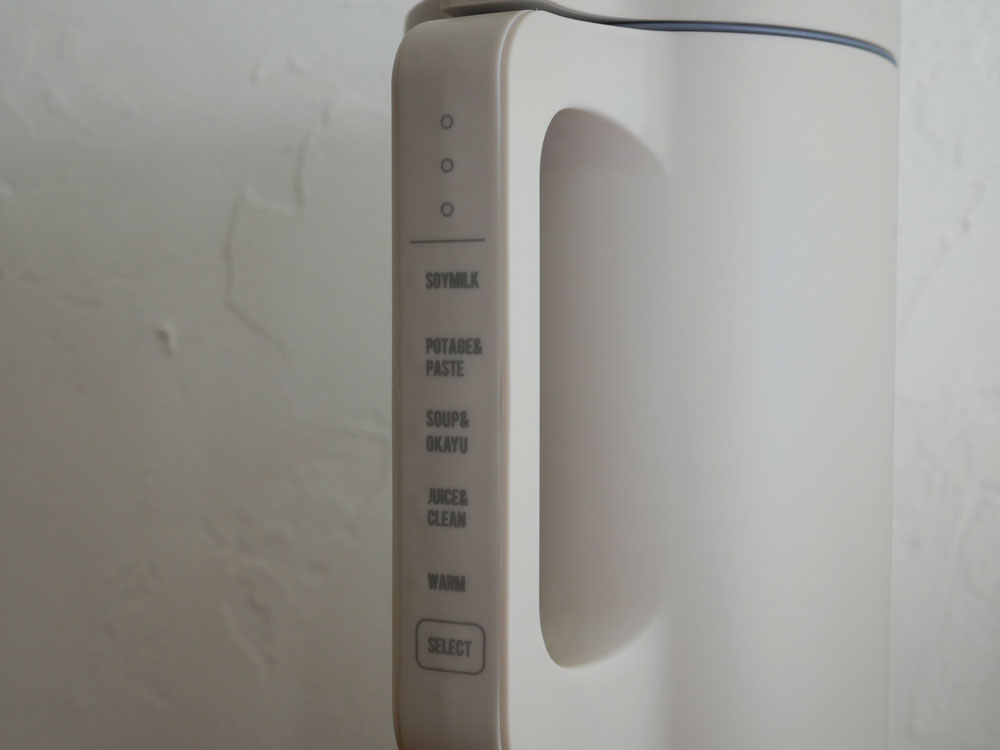 recolteの自動調理ポット、クリームホワイト色でステンレス内装の小型キッチン家電