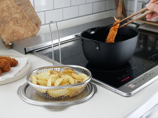 【aikata/アイカタ】楕円形コンパクト鉄製揚げ鍋とステンレス蓋、揚げザルのセット