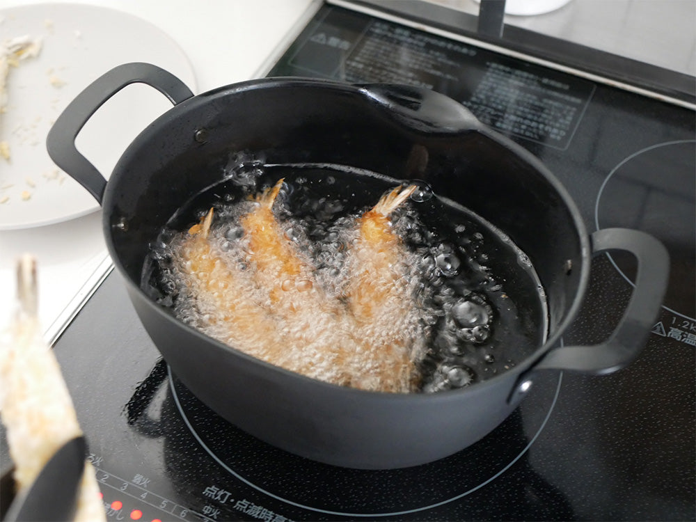 aikataアイカタの楕円形コンパクト鉄製揚げ鍋とステンレス製蓋、揚げざるがセットになったキッチン用品の画像