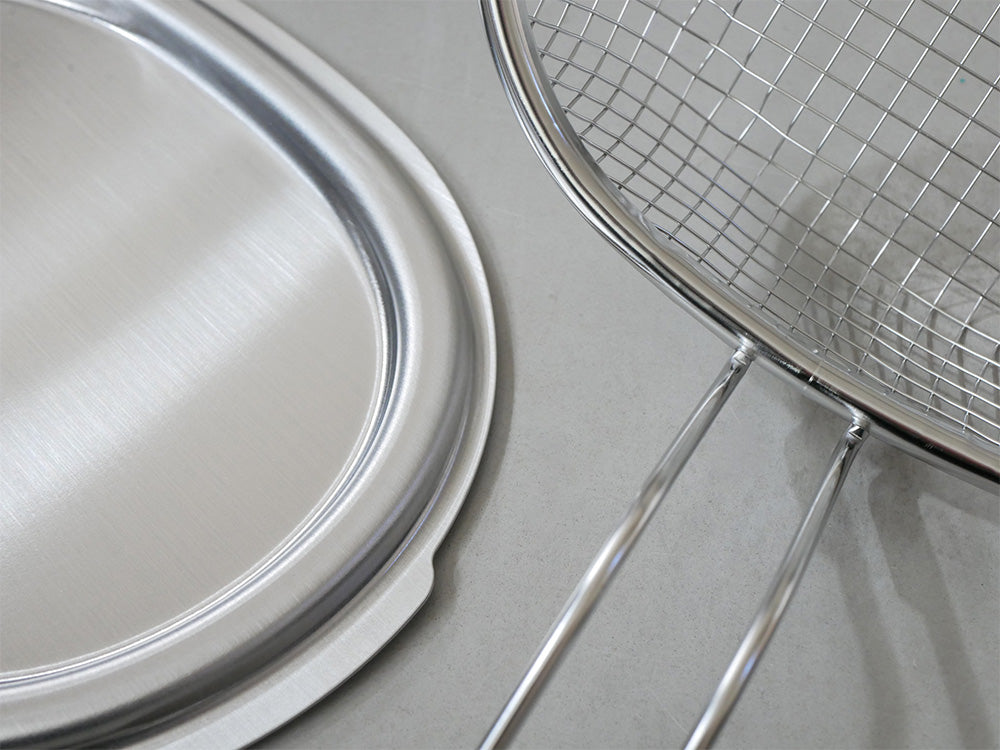 "aikata（アイカタ）のコンパクトな鉄製楕円形揚げ鍋とステンレス製蓋および揚げザルのセット"