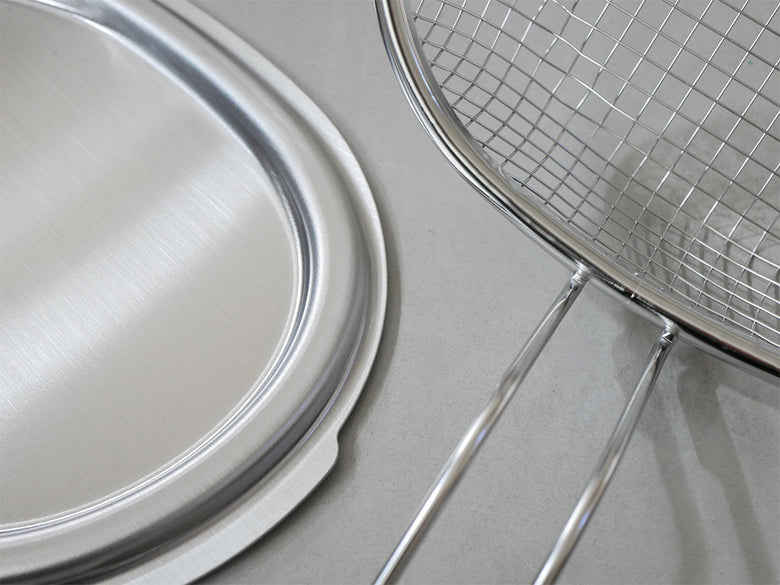 "aikata（アイカタ）のコンパクトな鉄製楕円形揚げ鍋とステンレス製蓋および揚げザルのセット"