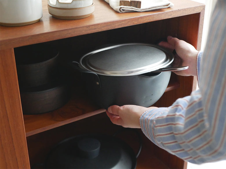 【aikata /アイカタ】ブラックシリコーン塗装の楕円形コンパクト鉄製揚げ鍋と18-8ステンレス製蓋および揚げザルのセット