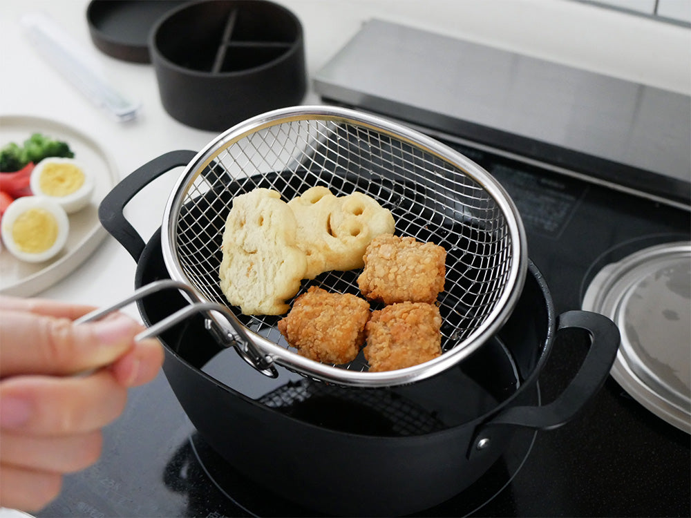 アイカタの楕円形鉄製揚げ鍋で揚げ物を調理している様子