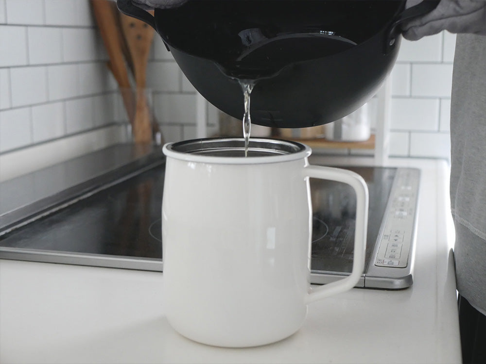 aikataの楕円形コンパクト鉄製揚げ鍋とステンレス製蓋および揚げザルのセット