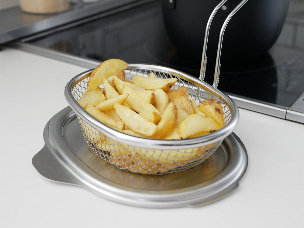 aikataの楕円形コンパクト鉄製揚げ鍋とステンレス製蓋および揚げザルのセット