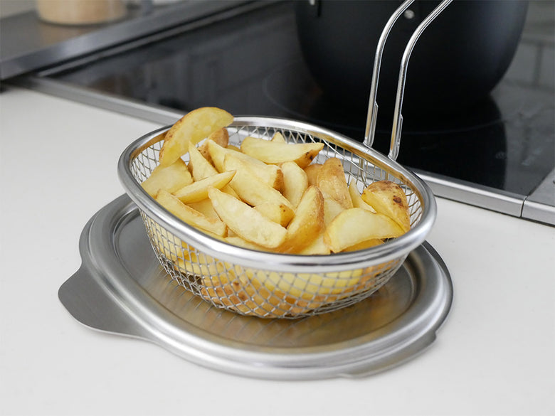 aikataの楕円形コンパクト鉄製揚げ鍋とステンレス製蓋および揚げザルのセット