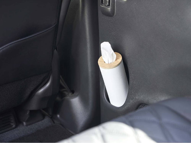 トヨタ車のレザーシートカバーに取り付けられた【RIN/リン】ボトル型ティッシュケース S。シートベルトとヘッドレストが背景に映る