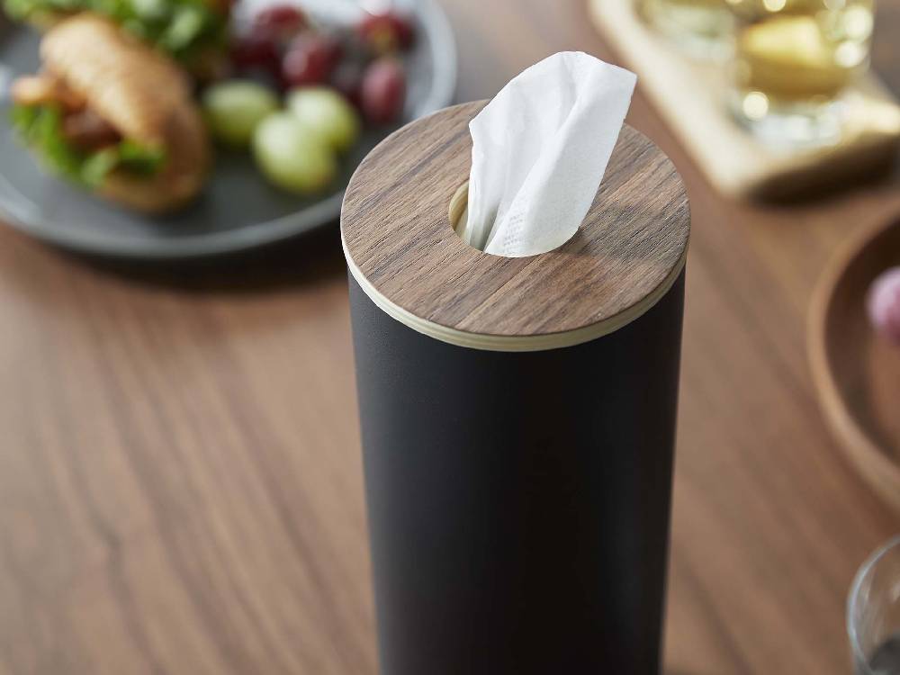 スチール製のボトル型ティッシュケースで、天然木の蓋が付いたデザイン