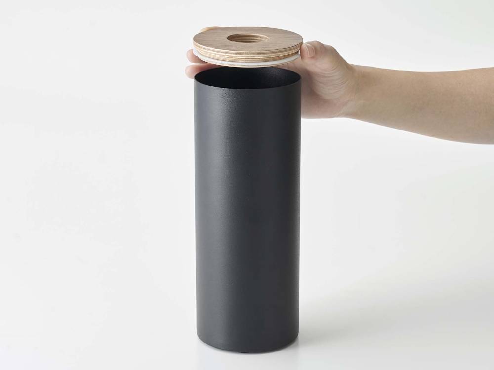 スチール製ボトル型ティッシュケース L。直径約9.2cm、高さ約23.8cmの円柱形デザインで、天然木の蓋が特徴的です