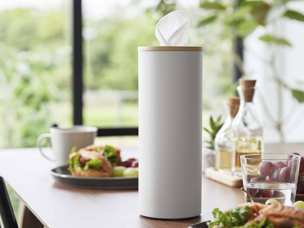 スチールと天然木製のボトル型ティッシュケース「RIN/リン」。黒とナチュラルな色合いで、シリコーンパッキン付きの蓋を開けるとティッシュが収納されています。