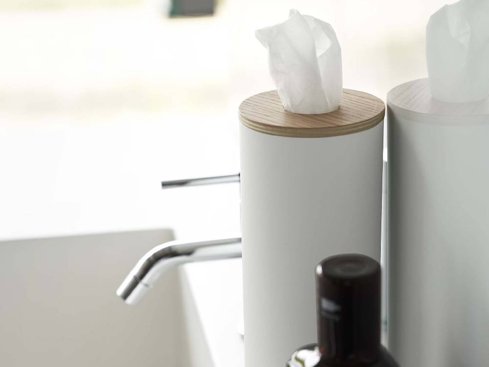 スチールと天然木のボトル型ティッシュケース「RIN/リン」、400枚収納可能なデザイン