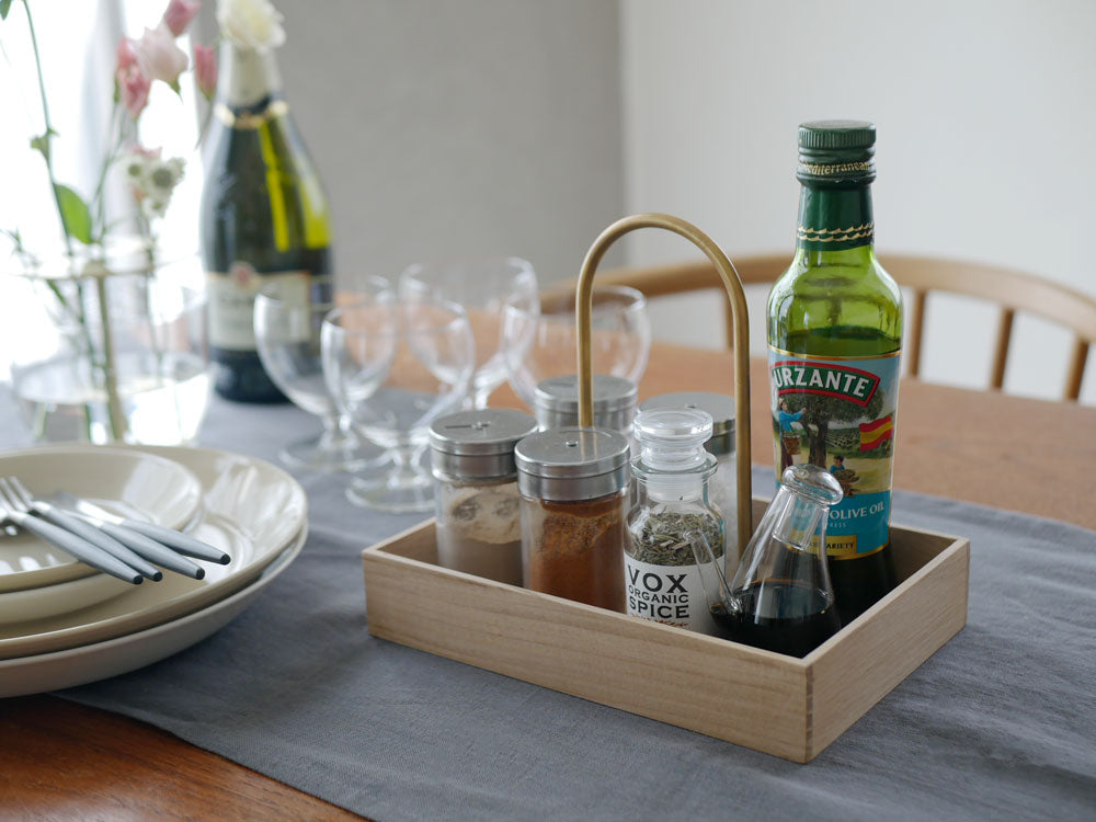 フリッツ・ハンセン Skagerak Norr Carrierにグラスボトルや食器、果物、アルコール飲料が美しく並べられたテーブルセッティング