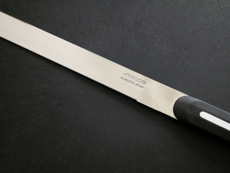 アルコスのステンレス製テーブルナイフと専用カバーが並べられたキッチン用品の写真