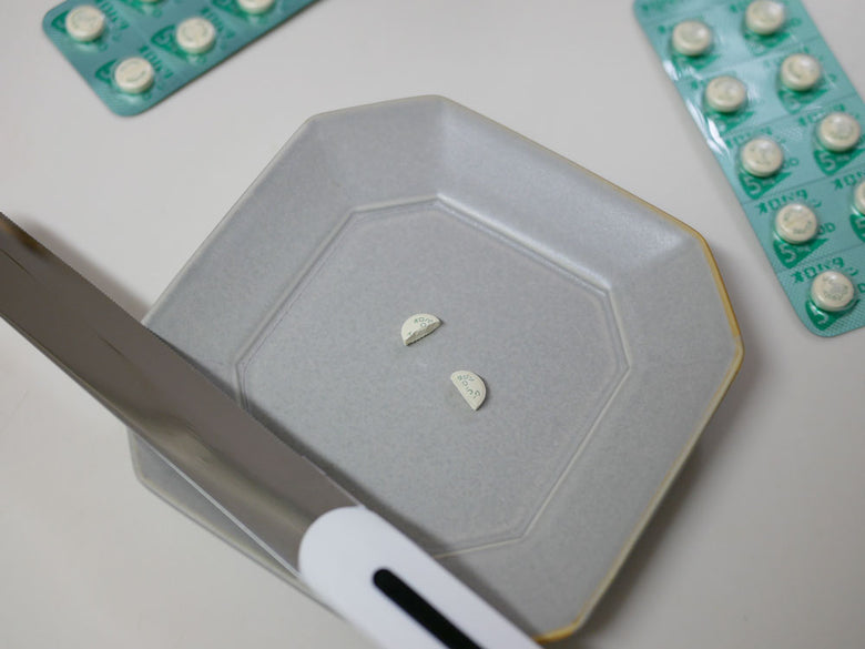 ARCOSのパールホワイトおよびブラックのテーブルナイフと専用カバーが並べられた画像