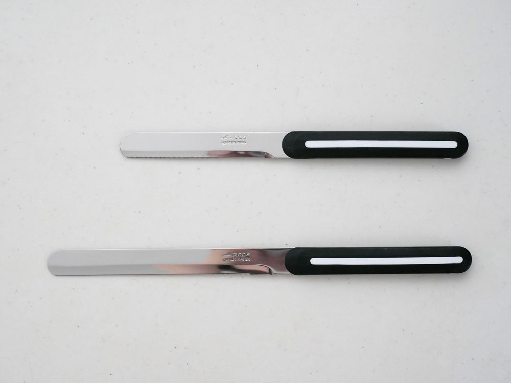 アルコス製パールホワイトテーブルナイフ。ステンレススチールの鋭利な刃とプラスチック製ハンドルを持つキッチン用カトラリー。