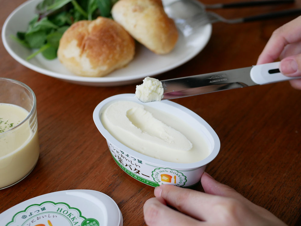 アルコスのテーブルナイフと専用カバーが食卓に並び、クリームやディッピングソースなどのデザートと共に美しくセッティングされている様子