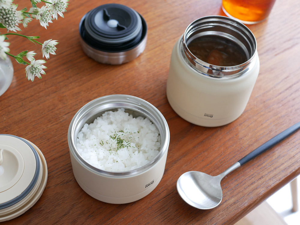 サーモマグミニタンクとフードコンテナに盛られた白ご飯とおかずがセットになり、VegieBAGコラボランチバッグと共に並べられたランチセット