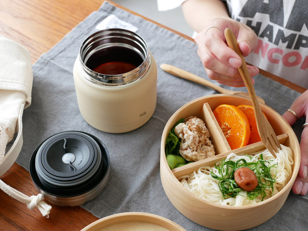 サーモマグミニタンク、フードコンテナ、蓋、VegieBAGコラボランチバッグが並べられたランチ用具のセット画像