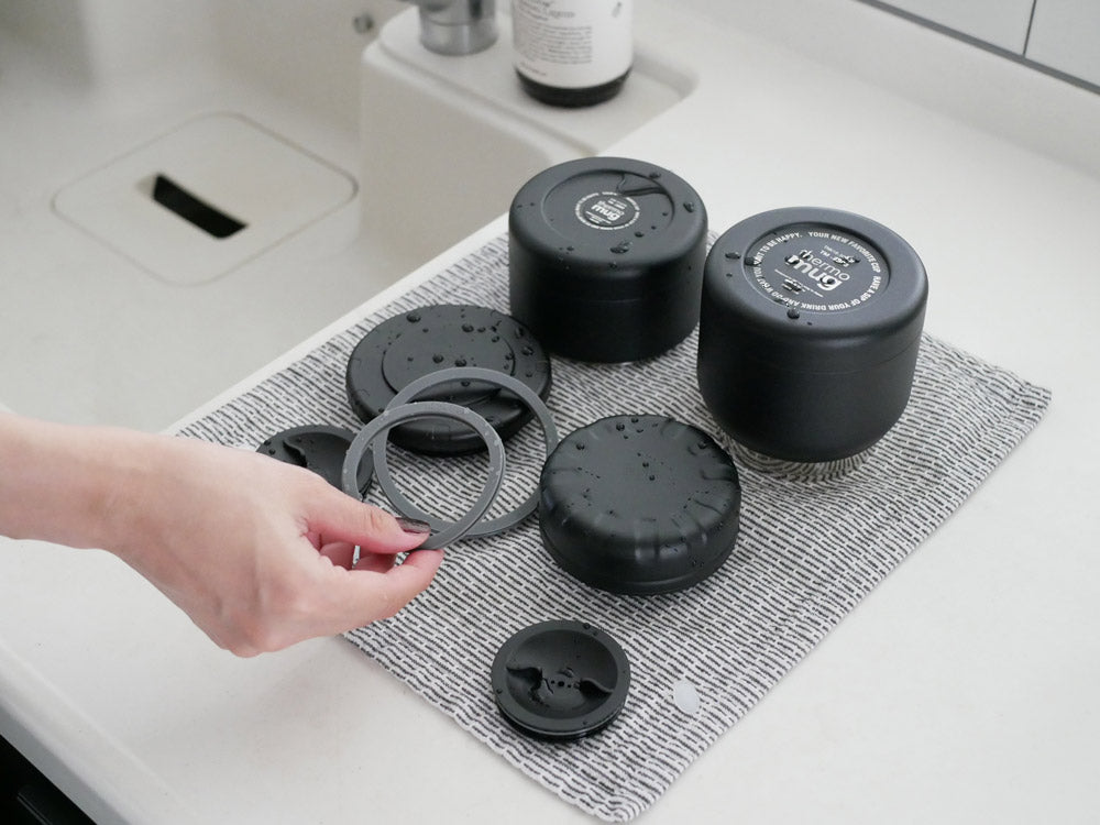 銀色のステンレス製サーモマグと蓋