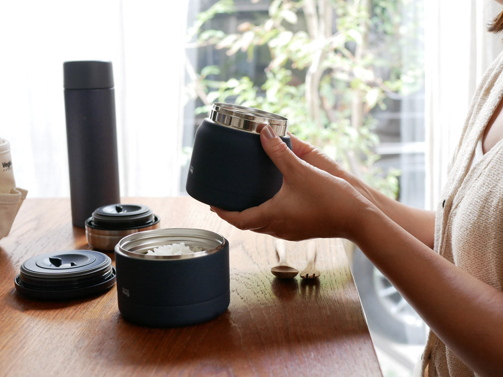 砂浜に並べられた【thermo mug/サーモマグ】ミニタンク、フードコンテナ、VegieBAGコラボランチバッグ