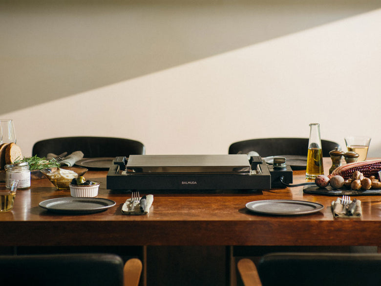 BALMUDAのThe Plate Pro本体とGriddle＆Cover、たこ焼きプレートがキッチンにセットされている様子