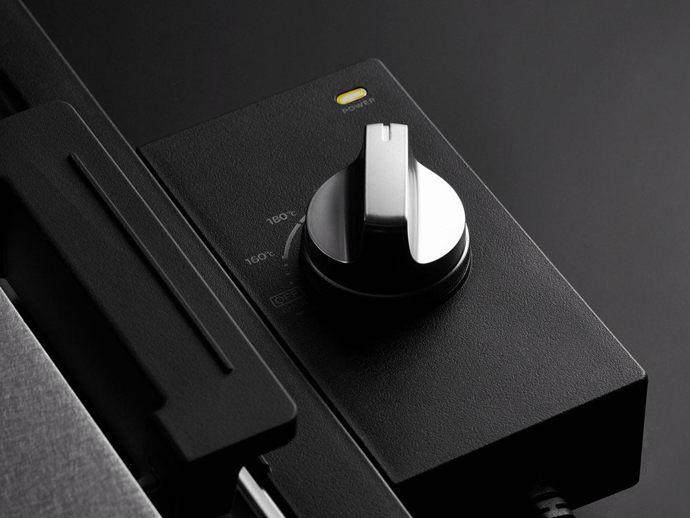 バルミューダのThe Plate Pro、Griddle＆Cover、たこ焼きプレートが並んだ電子調理器具セットの画像